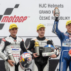 John McPhee, junto a Jorge Martin (izquierda) y Fabio Di Giannantonio (derecha) en el podio de Brno.-EFE