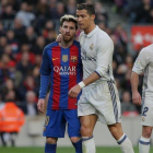 Messi y Cristiano Ronaldo, en un partido de Liga de la pasada temporada.-MARC CASANOVAS