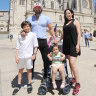 Carlos junto a sus mujer y sus hijos frente a la Catedral de Burgos.-ISRAEL L. MURILLO
