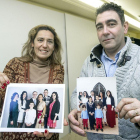 Yolanda Medina y Jose Quintanilla posan con las fotos de sus respectivas familias-ISRAEL L. MURILLO
