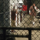 Un preso camina por el interior de una zona común en Guantánamo.-