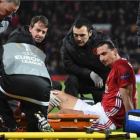 Zlatan Ibrahimovic, retirado en camilla.-AFP / OLI SCARFF