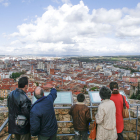 Un grupo de turistas observa la ciudad desde el Castillo. ISRAEL L. MURILLO