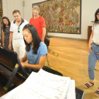 Wen Ya Tang toca el piano observada por, de i. a d., Bakenova Amina, Shuyi Chen, Adam Kent, John Martin y Shuyi Chen.-Israel L. Murillo