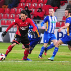 Matheus se deshace de un jugador de la Cultural de Durango.-JOSÉ ESTEBAN EGURROLA