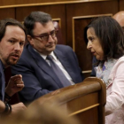 Pablo Iglesias (Podemos) conversa con Aitor Esteban (PNV) y Margarita Robles (PSOE)-JOSE LUIS ROCA