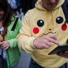 Dos jóvenes buscan 'pokemons' en Viena, el pasado fin de semana.-CHRISTIAN BRUNA / EFE