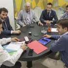 Jesús Martínez -izquierda-, presidente del CB Miraflores, se dirige a los directivos reunidos ayer en la sede de San Pablo Inmobiliaria.-SANTI OTERO
