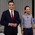 El secretario general del PSOE, Pedro Sánchez, junto al líder de Podemos, Pablo Iglesias, en campaña electoral.-PIERRE-PHILIPPE MARCOU / AFP