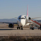Pasajeros se suben a un avión en el aeropuerto de Villafría.-RAÚL G. OCHOA