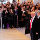 Trump saluda a su salida de la entrevista con 'The New York Times' .-AFP