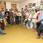 Los miembros de la agrupación carnavalesca durante uno de los ensayos en la Casa de Andalucía.-