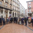 Unas decenas de burgaleses se sumaron a las muestras de apoyo a las familias en la Plaza Mayor y también en la Diputación.-ISRAEL L. MURILLO