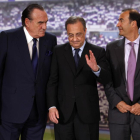 Fernández de Blas, a la derecha, junto al presidente del Madrid, Florentino Pérez, y Fernando Fernández Tapia, en una imagen de archivo.-DAVID CASTRO