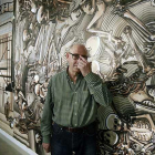 Isacio de la Fuente, junto a la imponente pieza ‘Arbeit Macht Frei’, en la Sala Círculo Central.-Raúl Ochoa