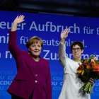 Merkel, con la nueva secretaria general de la CDU, Annegret Kramp-Karrenbauer, durante el Congreso, este lunes 26 de febrero.-AFP / TOBIAS SCHWARZ