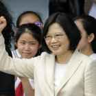 La nueva presidenta de Taiwán, Tsai Ing-wen, saluda a la multitud asistente a la ceremonia de posesión del cargo.-EFE / BRITCHIE B. TONGO