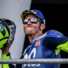 Valentino Rossi celebra, en el podio de Sachsenring, haber acabado segundo, su mejor resultado este año.-EFE / FILIP SINGER