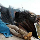 Daenerys Targaryen, con su dragón, en una escena de la quinta temporada de 'Juego de tronos'.-
