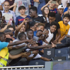 Los aficionados saludan a Dembélé en el palco del Camp Nou.-JORDI COTRINA