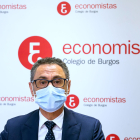 Carlos Alonso de Linaje, durante la presentación del Informe de la Economía Provincial. TOMÁS ALONSO
