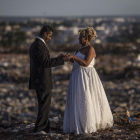 Una pareja de catadores de lixo, protagonizó la última historia de amor en el mayor basurero de Latinoamérica, que el sábado cerrará sus puertas en Brasilia, Brasil.-/ EFE / ANDRE COELHO (EFE)