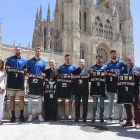 Varios jugadores de la plantilla posan con las camisetas que se subastarán próximamente-Raúl G. Ochoa