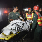 Traslado de un herido tras la explosión en el parque de Lahore.-AFP / ARIF ALI
