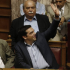 El primer ministro griego, Alexis Tsipras, durante la sesión del parlamento en que se votaron un segundo paquete de reformas.-Foto: EFE / YANNIS KOLESIDIS