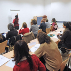 Un grupo de adultos particpa en uno de los cursos impartidos en centros cívicos.-ISRAEL L. MURILLO