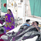 Algunas de las víctimas de la esterilización en Chhattisgarh, en el 2014, hospitalizadas.-AP