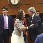 Díaz Ayuso y Ángel Garrido se saludan durante la constitución de la Asamblea de la Comunidad de Madrid, el pasado junio.-DAVID CASTRO