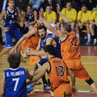 Matija Poscic postea ante Jorge García en un lance del partido disputado ayer en El Plantío.-ISRAEL L. MURILLO