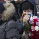 Familiares de dos niños y su abuela fallecidos en el incendio, en el funeral oficiado en Kémerovo (Siberia occidental), el 28 de marzo.-/ AP / SERGEI GAVRILENKO