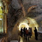 Turistas recorren la Cueva Ermita de San Bernabé para contemplar sus maravillas.-ISRAEL L. MURILLO