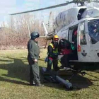Janire Marín se baja del helicóptero del GREIM tras su localización en las estribaciones del Pico San Millán.-GUARDIA CIVIL