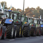 Centenares de tractores, en dirección hacia París, este jueves.-AP / THIBAULT CAMUS