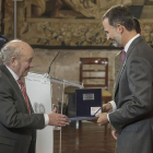 José Antolín recibe el galardón de manos de Felipe VI-SANTI OTERO