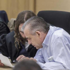 José Tomás Villalibre conversa con su abogado, Fernando Vecino, durante la sesión de ayer en la Audiencia Provincial.-SANTI OTERO