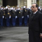El presidente francés, François Hollande, rinde homenaje a las víctimas de los ataques terroristas en París, en el cuartel general de la Policía en la capital francesa.-AP