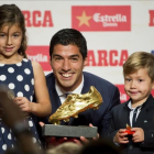 Delfina y Benjamín le entregaron la Bota de Oro a Luis Suárez, su padre.-JORDI COTRINA