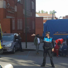 Los sanitarios atienden a la mujer en la calle Virgen del Manzano.-ECB