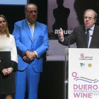 Foto de familia de los representantes del sector vitivinícola castellano leonés que ayer fueron homenajeados dentro del congreso, con el presidente de la Junta y la consejera de Agricultura.-RAÚL OCHOA