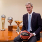 Antonio Martín posa en la sede de la ACB tras su elección /-ACBMEDIA