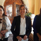 García Tejerina (centro) acompañada por la alcaldesa arandina Raquel González (dcha.) y  la candidata al Congreso, Sandra Moneo (izq.).-L. V.