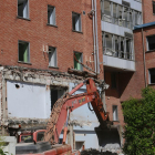 Una excavadora procedía ayer al derribo de parte de la fachada mientras una grúa operaba en lo alto del edificio.-RAÚL G. OCHOA