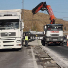 El muro de hormigón comenzó a ser retirado en el kilómetro 287 de la N-I.-G. G.