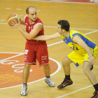 Villaquirán protege el balón.-ISRAEL L. MURILLO