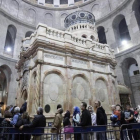 Varias personas visitan la tumba de Jesucristo en la iglesia del Santo Sepulcro, en la Ciudad Vieja de Jerusalén, el 21 de marzo.-ABIR SULTAN