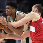 Marc Gasol y Giannis Antetokounmpo pelean por un balón.-AP (THE CANADIAN PRESS)